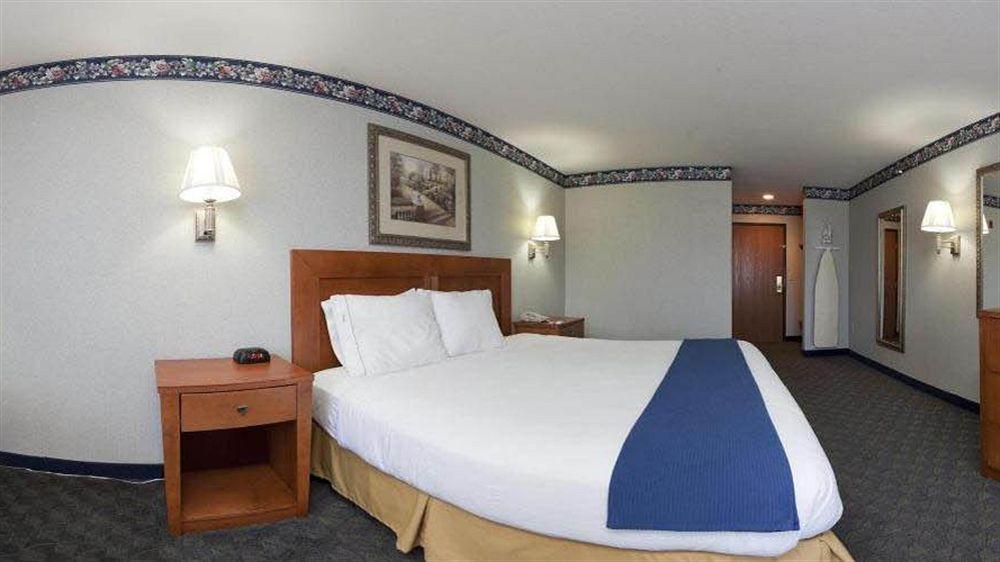 Comfort Inn & Suites Napoleon Ngoại thất bức ảnh