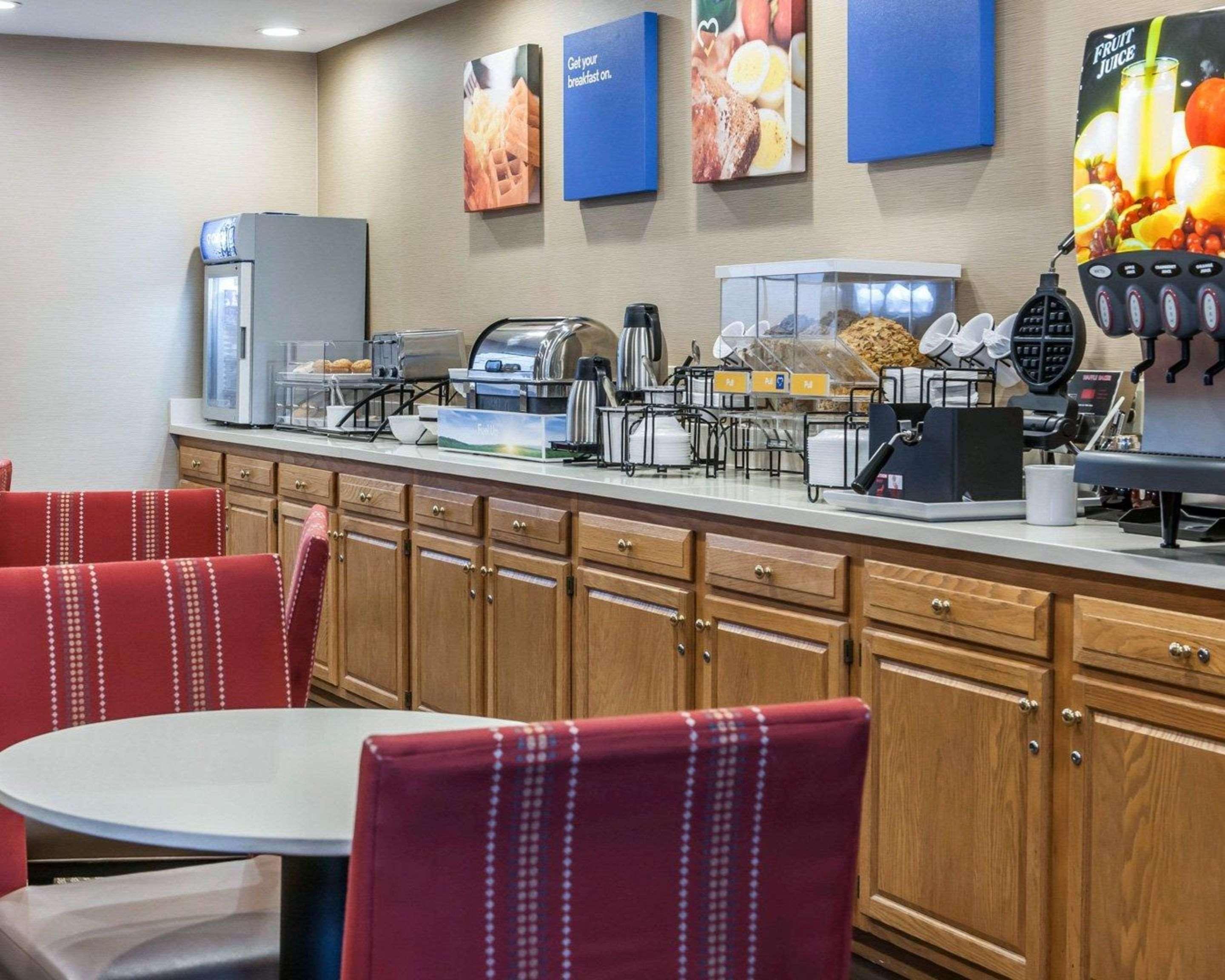 Comfort Inn & Suites Napoleon Ngoại thất bức ảnh